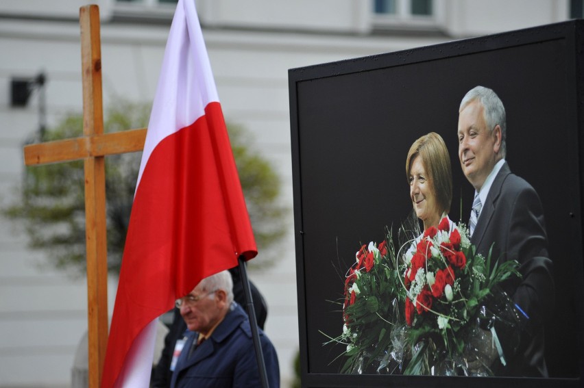 6. rocznica katastrofy smoleńskiej: Marsz pamięci na zakończenie uroczystości w Warszawie [ZDJĘCIA]