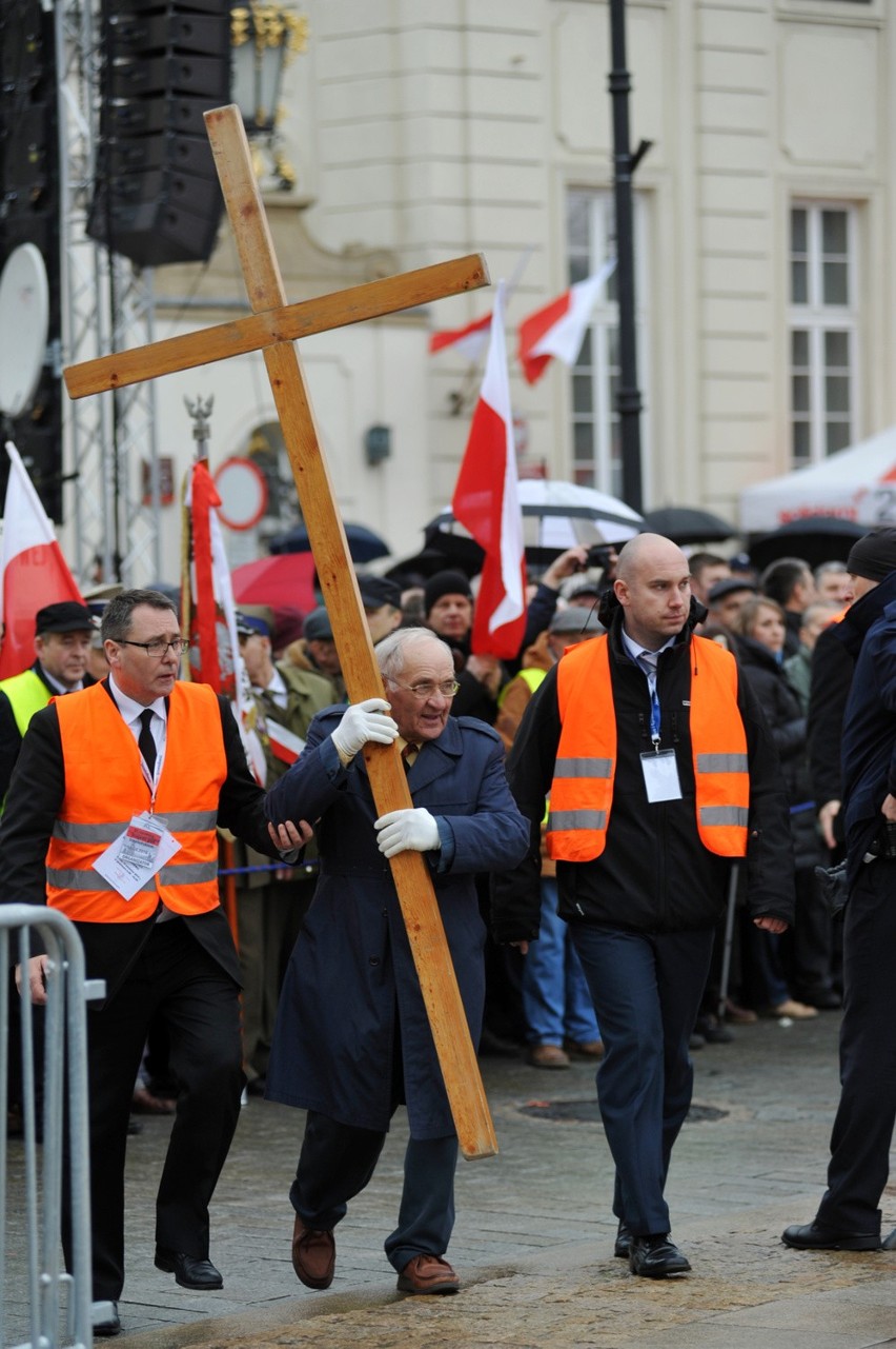 6. rocznica katastrofy smoleńskiej: Marsz pamięci na zakończenie uroczystości w Warszawie [ZDJĘCIA]