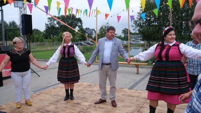 Burmistrz Dariusz Piątek też się dał porwać do tańca na festynie w Kobylanach.