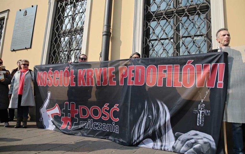 Protest przed kurią krakowską na Franciszkańskiej [ZDJĘCIA]