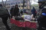 Mariupol: Zmarła kobieta, którą wyniesiono z ostrzelanego przez Rosjan szpitala. Jej dziecko też nie żyje