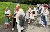 Noc Świętojańska w Tarnobrzegu. Seniorzy przypomnieli, jak dawniej bawiono się w Sobótki. Zobaczcie film