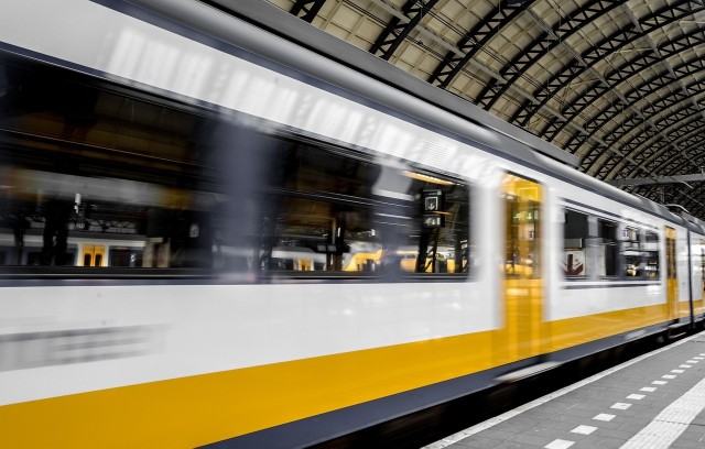 Przerażająca zbrodnia we Francji. Migrant wepchnął kobietę pod pociąg
