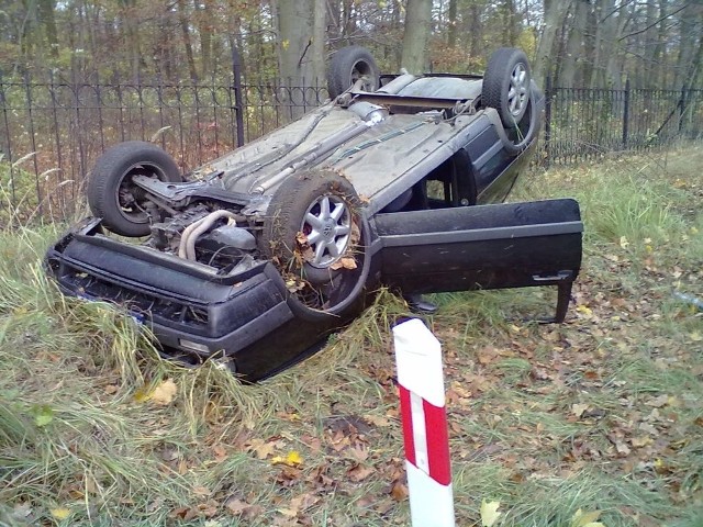 Volkswagen wypadł z drogi i dachował. Kierowca wyszedł z samochodu o własnych siłach.