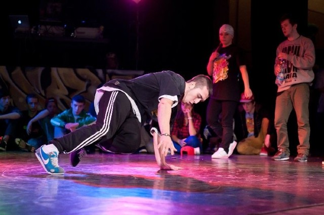 W weekendowym turnieju tańca breakdance Stylowe Uderzenie w Tarnobrzegu udział wzięło 100 bboy's oraz bgirl's z całej Polski.