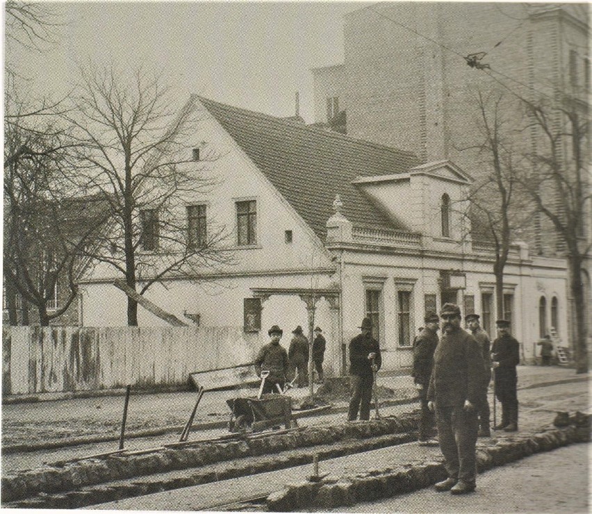 Brukarze pracujący na ul. Gdańskiej w 1904 roku.