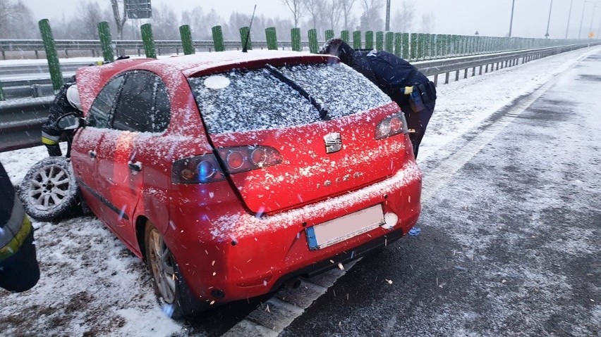 Samochód osobowy uderzył w bariery na S7. Autem podróżowały obywatelki Ukrainy