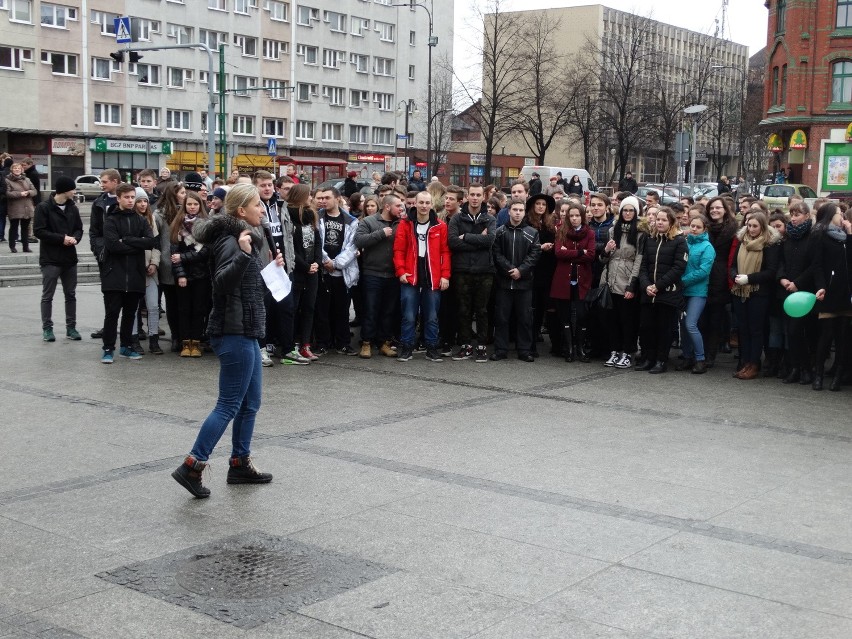 Polonez na rynku w Rudzie Śląskiej [ZDJĘCIA + WIDEO] Maturzyści zatańczyli przed studniówką