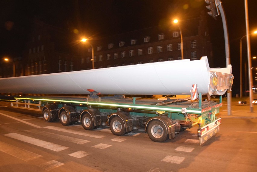 Pomorskie: Przez Malbork jeżdżą transporty z wiatrakami na farmę wiatrową Pomerania. Zobacz, jak wygląda przejazd olbrzymich konstrukcji