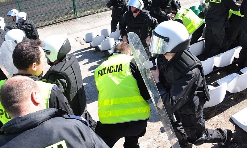 Armatka wodna, tarcze i pałki. Kibole znów przegrali (video, zdjęcia) 