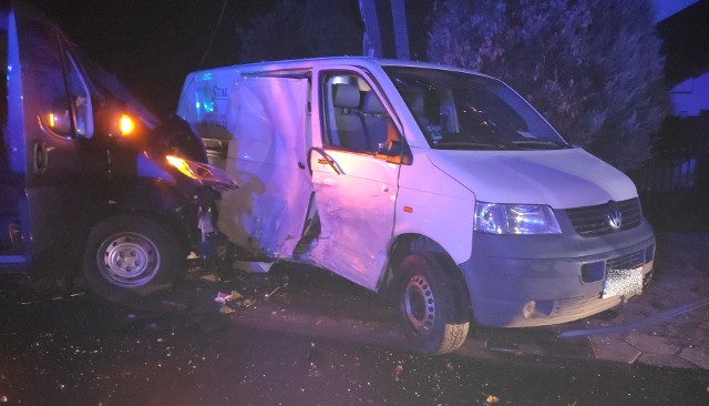 We wtorek, około godz. 4, w Knyszynie doszło do wypadku. Na skrzyżowaniu ul. Tykockiej i Obozowej zderzyły się dwa budy: volkswagen i citroen.