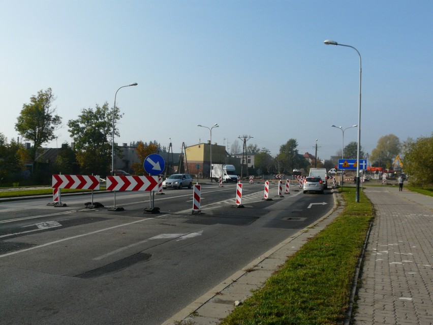 Sześć wahadeł na jednej drodze - zmora kierowców dojeżdżających do Pabianic. ZDJĘCIA