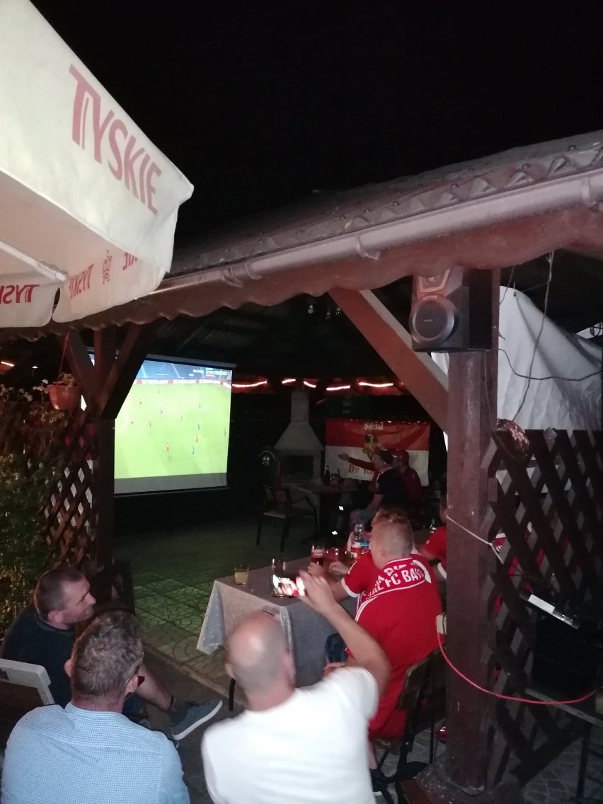 Członkowie śląskiego fan clubu Bayernu wspólnie oglądali...