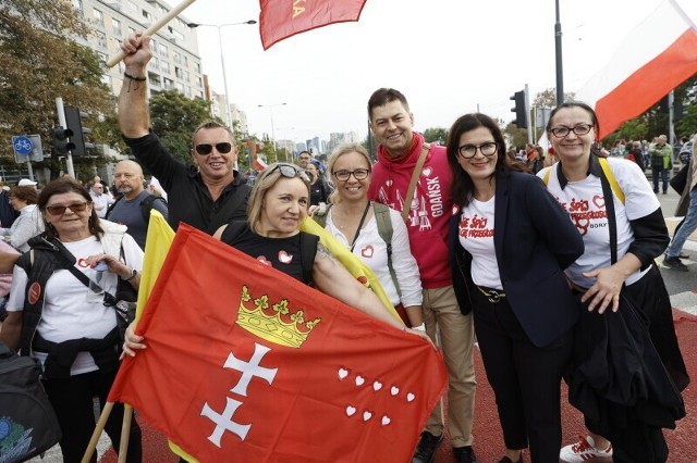 Skandal. Aleksandra Dulkiewicz na zdjęciu z "ośmioma gwiazdkami" na fladzę Gdańska. Rakowski: to jest hipokryzja