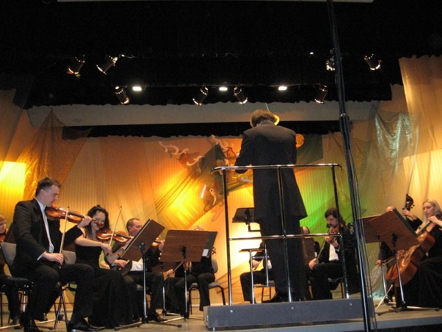 W pastelowej scenografii Krzysztofa Ciecieląga najpierw zagrała Radomska Orkiestra Kameralna pod batutą Macieja Żółtowskiego