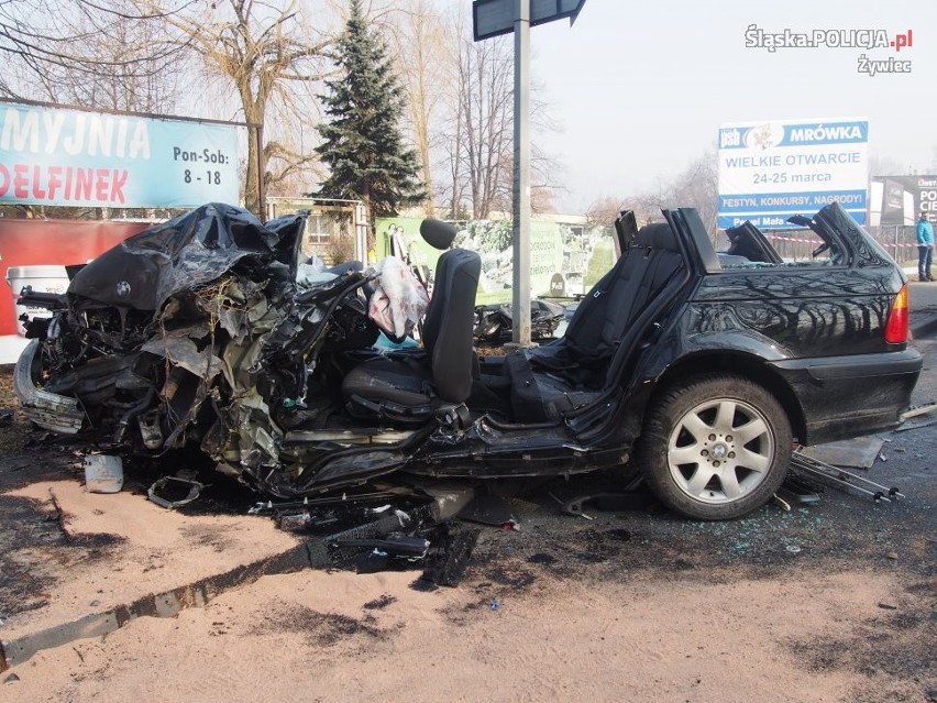 Groźny wypadek w Żywcu. Kierowca BMW wjechał pod ciężarówkę. Cztery osoby ranne