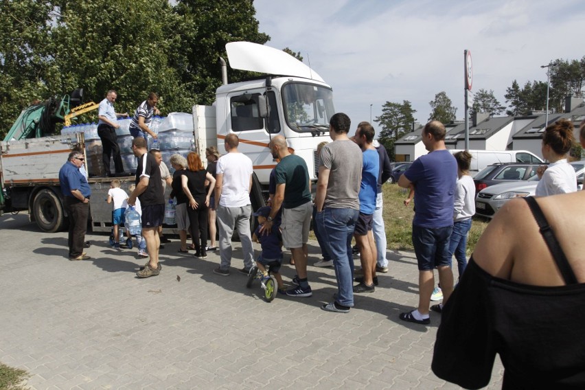 Dostawa wody na Osiedlu Harmony w Dębogórzu, lipiec 2018