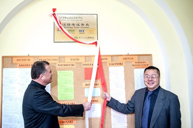 Ksiądz profesor Antoni Dębiński, rektor KUL i Liu Wansheng z ambasady ChRL dokonali otwarcia centrum egzaminacyjnego