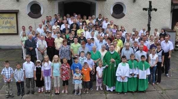 Parafianie co roku modlą się na nabożeństwach majowych w niedalekiej Poliwodzie, od ubiegłego roku pielgrzymują wspólnie również do "Studzionki&#8221; w Dąbrówce Łubniańskiej. Na miejscu modlą się po polsku i niemiecku. Choć nie mają własnej okiestry ani chóru, śpiewem wspomagają ich tutejsze zespoły ludowe: Dialog i Dziubki.