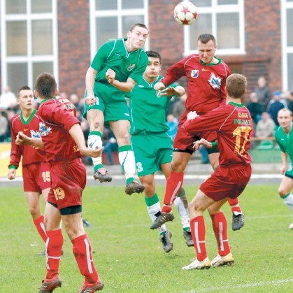 Piłkarze Gryfa 95 Słupsk (zielone stroje) zagrają w okresie przygotowawczym siedem meczów sparingowych.