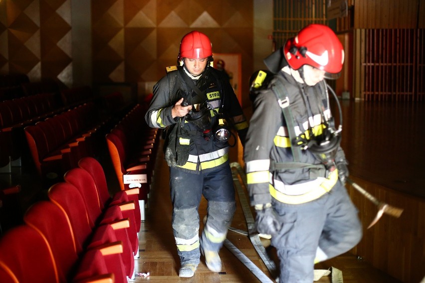 Ćwiczenia strażaków w szkole muzycznej w Radomiu