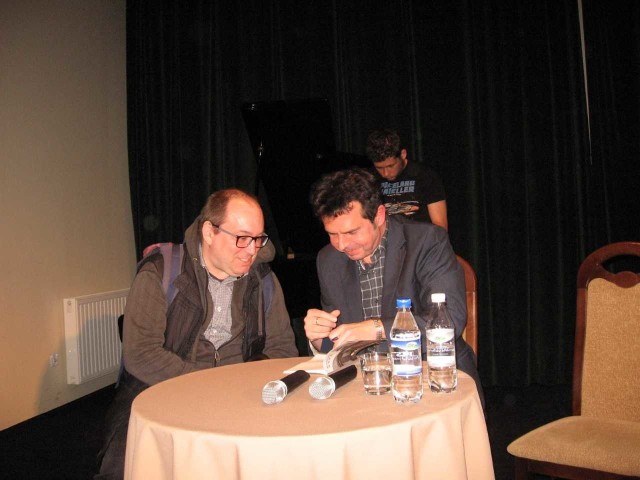 Po spotkaniu w Resursie Obywatelskiej Marcin Kępa (z prawej),autor książki „Balkony. Siedem opowieści o żydowskim Radomiu”, podpisywał ją czytelnikom.