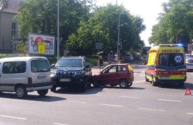 Do wypadku doszło w czwartek, 6 czerwca, na skrzyżowaniu ulic Konstytucji 3 Maja i Sportowej w Gorzowie. Jedna ranna osoba została zabrana do szpitala.Zderzyły się terenowa toyota i microcar. Na miejsce wypadku przyjechały służby ratunkowe. Kierowca małego auta został przewieziony do szpitala.Policjanci będą ustalać okoliczności zdarzenia oraz to, który z kierowców zawinił.Zobacz wideo: Jak udzielać pierwszej pomocy ofiarom wypadków