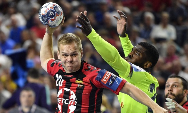 Stas Skube (na zdjęciu z piłką) jednak nie zagra w Łomży Vive Kielce. Za kilka miesięcy z białoruskiego Mieszkowa Brześć przeniesie się do francuskiego Montpellier Handball.