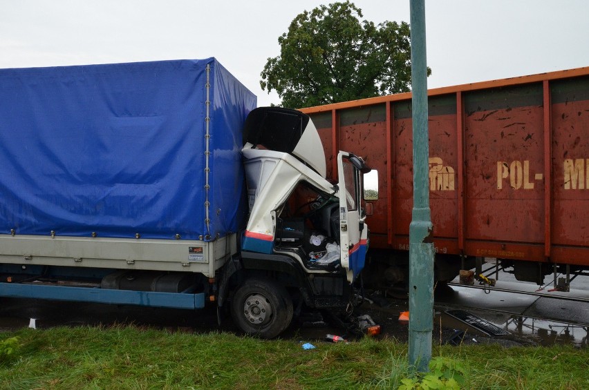 Wypadek pod Sobótką. Ciężarówka uderzyła w pociąg na przejeździe kolejowym. Kierowca był uwięziony