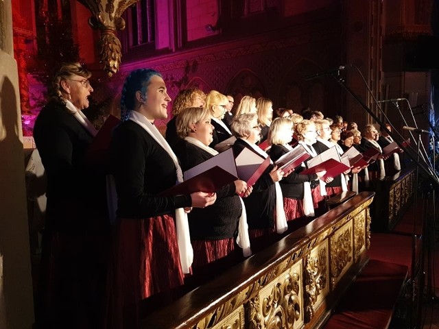 W sobotę w kościele pw. Narodzenia Najświętszej Maryi Panny w Białogardzie odbył się charytatywny koncert bożonarodzeniowy. Celem koncertu była zbiórka funduszy na rzecz szpitalnych oddziałów noworodkowego i dziecięcego.Zobacz także Kolędowanie w Galerii Emka