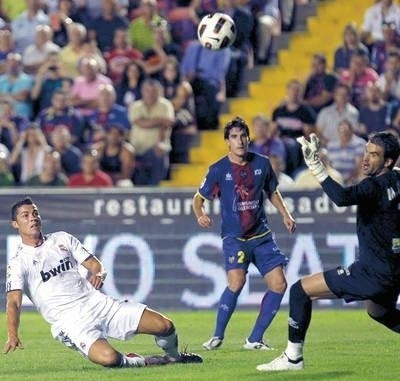 Cristiano Ronaldo (z lewej, Real Madryt) kontra bramkarz Manolo Reina (Levante). W środku David Cerrajeria (Levante). Fot. PAP/EPA/JUAN CARLOS CARDENAS