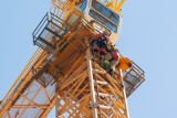 Na wysokości 61 metrów zasłabł operator żurawia. Mamy wideo z akcji ratunkowej
