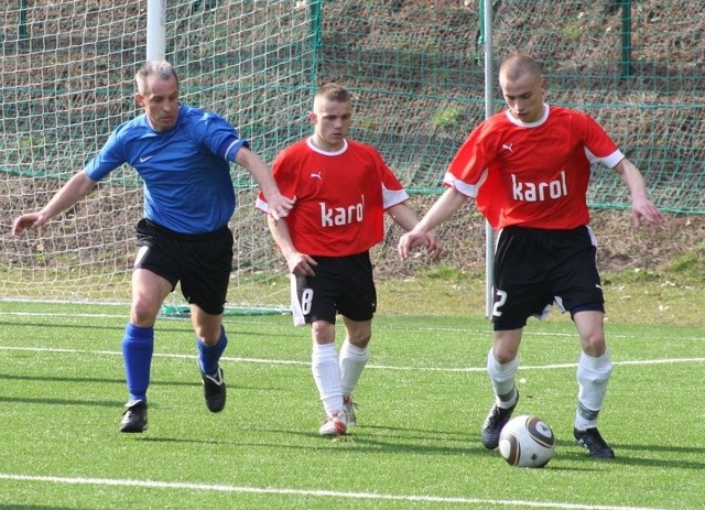 Piłkarze Karola Pęplino  są już liderami rozgrywek klasy okręgowej. Na zdjęciu z prawej Bartłomiej Mettel.