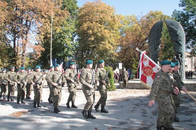 Uroczystości odbyły się pod pomnikiem Armii Krajowej na skwerze Stefana Żeromskiego.
