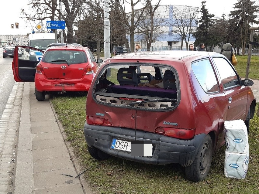 Karambol przy Lidlu na Grabiszyńskiej. Zakupy nie ucierpiały (ZDJĘCIA)