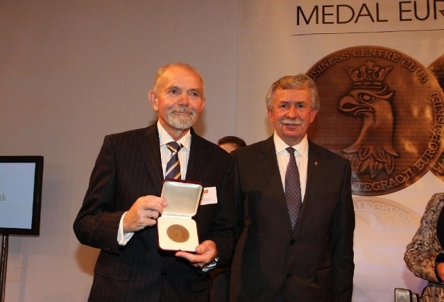 Edward Makarewicz (z lewej), właściciel marki Ziel-Bruk odebrał Medal Europejski przyznany za grupę produktów o nazwie ,,Skała lubuska".