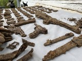 Czchów. Archeolodzy odkryli broń zakopaną przez partyzantów pod koniec II wojny światowej. Z ziemi wydobyli pepeszę i rewolwer [ZDJĘCIA]