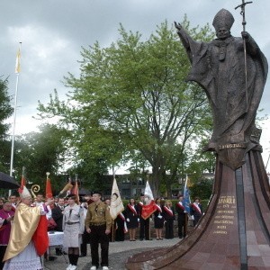 Odsłonięty w ub. roku pomnik Papieża w centrum Zambrowa stał się ulubionym miejscem spotkań mieszkańców miasta