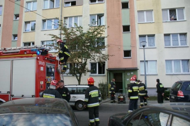 Pożar w jednym z bloków przy ulicy Widok w Kaliszu został zauważony przez lokatorów w środę rano.