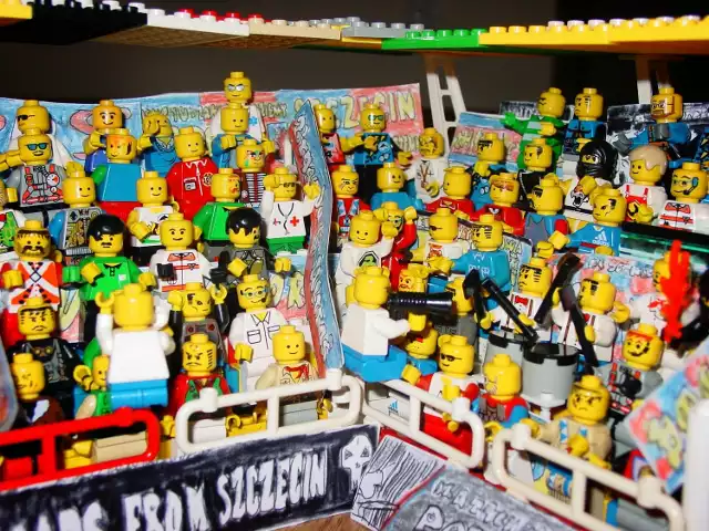 Kibice Pogoni oddani w klockach LEGO.