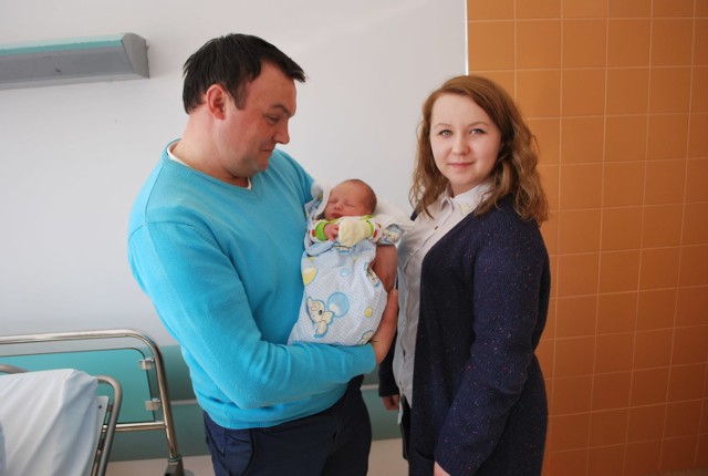 Oskar Owczarek, syn Marleny i Jana z Ponikwi Dużej urodził się 22 marca. W dniu urodzin ważył 3180 g i mierzył 55 cm. W domu na brata czekała 3-letnia siostra Zuzanna. Na zdjęciu z ciocią Kasią i tatą.