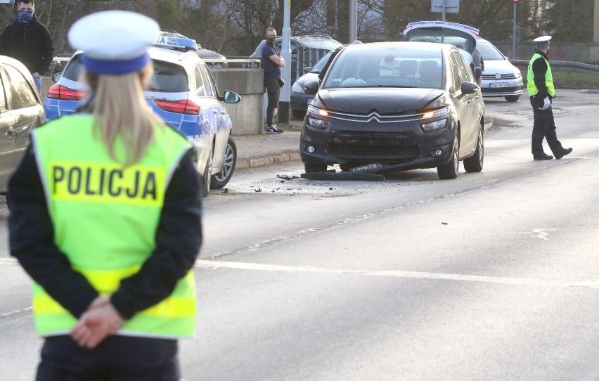 Wypadek na mostach Chrobrego we Wrocławiu 24.02.2021