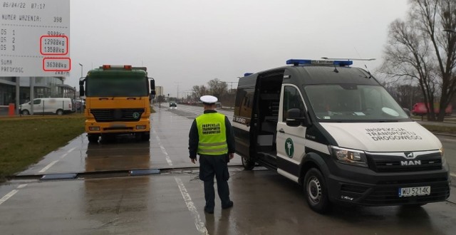 O ponad 10 ton za dużo ważyła ciężarówka przewożąca dwa szamba betonowe. Pojazd nie miał też ważnych badań technicznych od blisko roku. Tak poważne nieprawidłowości stwierdzili inspektorzy kujawsko-pomorskiej Inspekcji Transportu Drogowego.