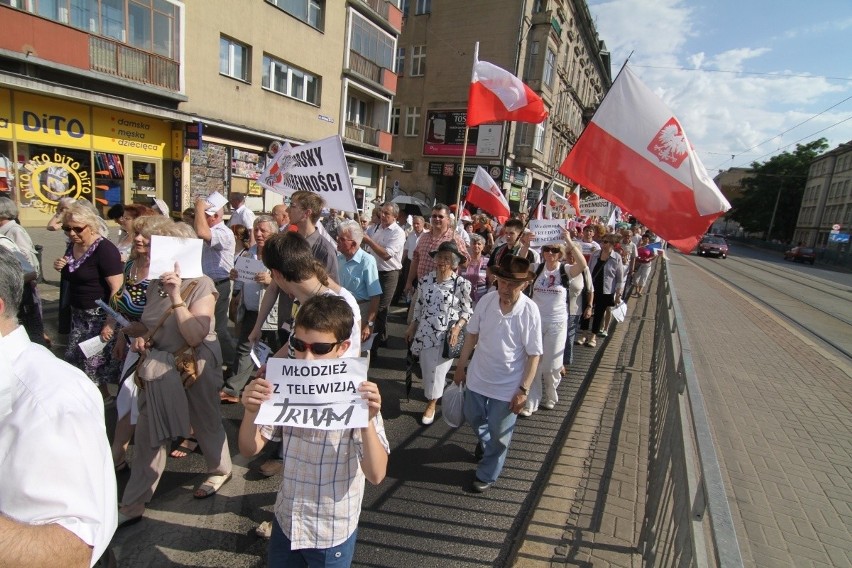 Wrocław: Około tysiąca osób przeszło w marszu w obronie TV Trwam (ZDJĘCIA)