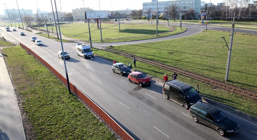 Wypadek na Piłsudskiego. Zderzenie 3 samochodów, sprawcą 19-latek [ZDJĘCIA]