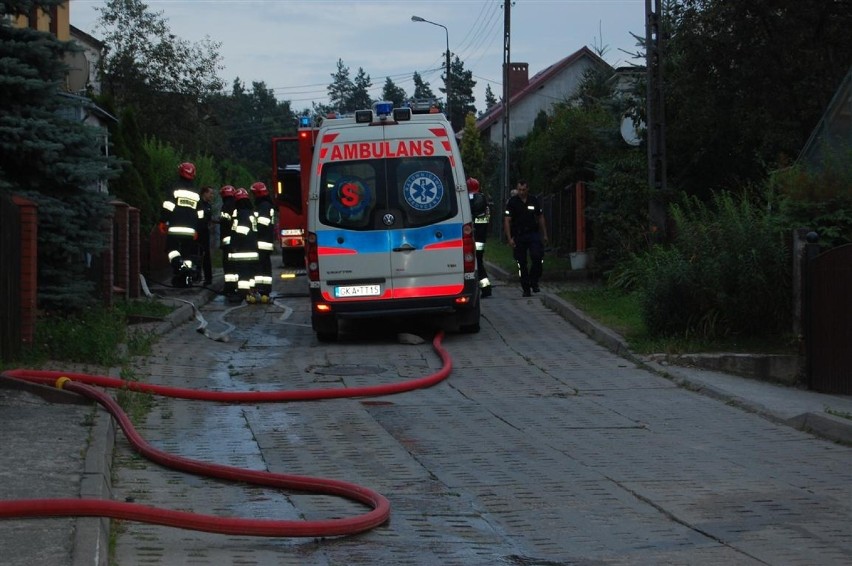 Pożar w domu w Kartuzach. Do szpitala trafiła starsza kobieta i jej wnuk [ZDJĘCIA]