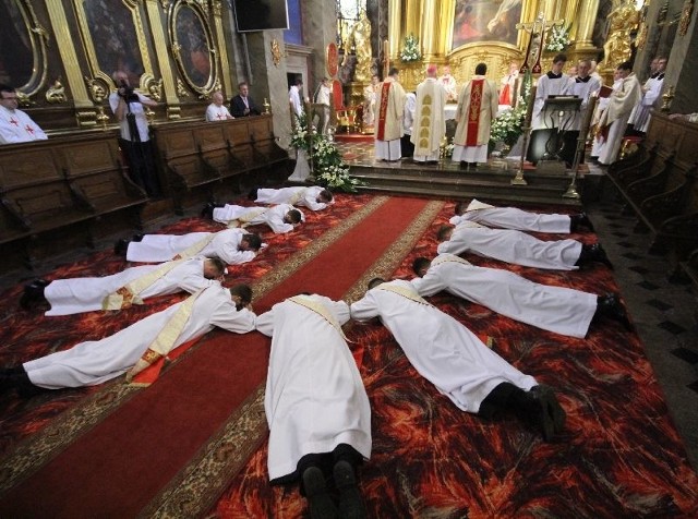 Moment poprzedzający przyjęcie święceń: neoprezbiterzy leżą krzyżem odmawiając litanię do wszystkich świętych.