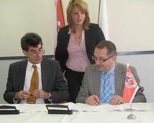 Nadburmistrz Frankfurtu nad Odrą Martin Wilke (od lewej) i burmistrz Słubic Ryszard Bodziacki podpisali dzisiaj porozumienie o współpracy gospodarczej  (fot. Bożena Bryl)