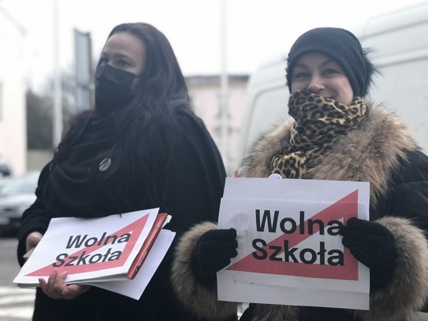 Pikieta "Wolna szkoła" przed inspektoratem oświaty w Słupsku