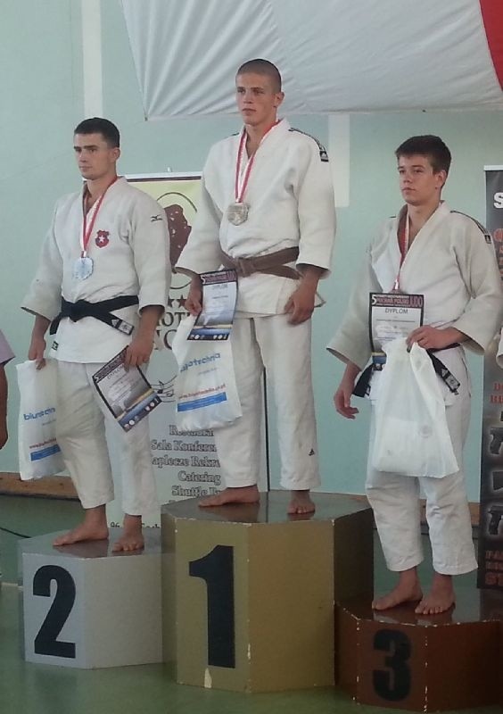 Damian Stępień (w środku) w pięknym stylu zdobył złoty medal Pucharu Polski w kategorii 73 kilogramów. 